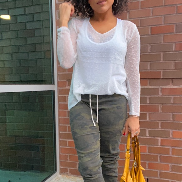 White Long sleeve scoop neck light knit sweater. - Picture 2 of 8